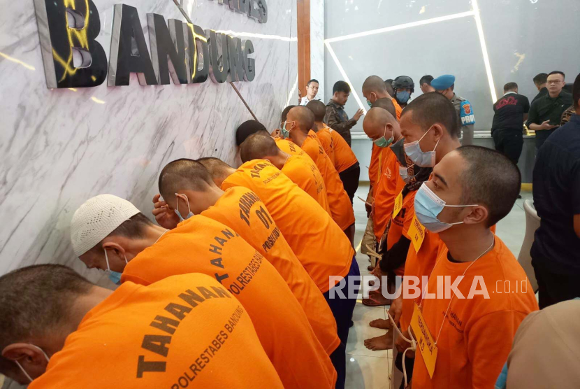 Tersangka kasus narkoba dan obat keras yang ditangkap selama Operasi Antik Lodaya 2023 di wilayah hukum Polrestabes Bandung diperlihatkan di Markas Polrestabes Bandung, Jawa Barat, Jumat (4/8/2023).