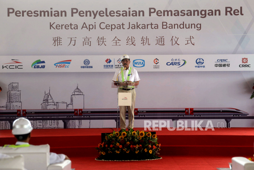 Menko Bidang Kemaritiman dan Investasi Luhut Binsar Pandjaitan memberikan sambutan saat peresmian penyelesaian pemasangan rel Kereta Api Cepat Jakarta Bandung (KCJB) di Stasiun Halim, Jakarta, Jumat (31/3/2023). 