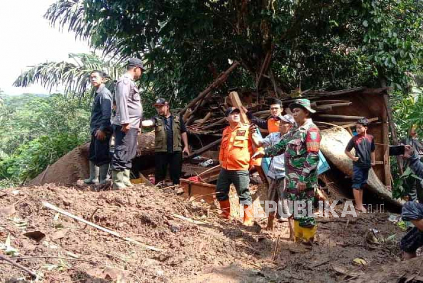 Petugas BPBD Kabupaten Tasikmalaya meninjau lokasi terdampak bencanalongsor di Dusun Cigembormekar, Desa Cintawangi, Kecamatan Karangnunggal, Kabupaten Tasikmalaya, Jawa Barat, Jumat (9/6/2023). 