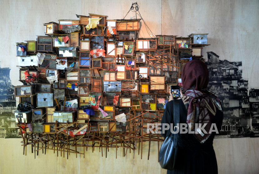 Pengunjung mengamati karya dalam Jakarta Architecture Festival 2023 di Jakarta, Jumat (22/9/2023). Jakarta Architecture Festival 2023  yang berlangsung hingga 30 September 2023 tersebut mengambil tema TRANSIT(ION). Dalam pameran ini, pengunjung akan melihat berbagai ide desain arsitektur untuk beberapa bangunan penting di Jakarta dalam bentuk maket. Desain-desain yang ditawarkan itu menonjolkan unsur keberlanjutan, ruangan terbuka hijau dan ramah pejalan kaki atau pesepeda. 