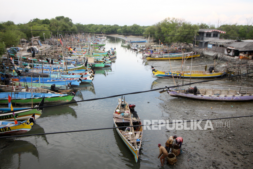 Puluhan perahu nelayan bersandar di sungai kawasan Cemandi, Sedati, Sidoarjo, Jawa Timur, Selasa (6/9/2022). Nelayan di wilayah itu memilih untuk sementara tidak melaut karena adanya kenaikan harga bahan bakar minyak (BBM) jenis solar subsidi dari Rp5.150 per liter menjadi Rp 6.800 per liter. 