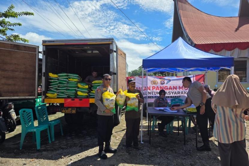 Polres Pasaman Barat salurkan 60 ton beras kepada masyarakat.