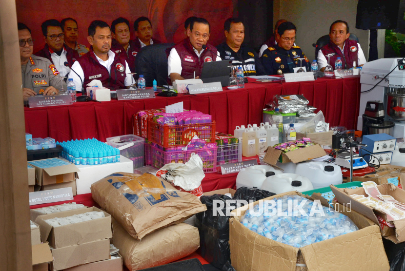 Barang bukti narkoba dihadirkan saat Konferensi Pers Pencapaian Desk Pemberantasan Narkoba, Pengungkapan Clandestine Lab Narkotika Program Asta Cita Presiden RI, di sebuah rumah mewah di Bojongsoang, Kabupaten Bandung, Kamis (12/12/2024). Barang bukti di antaranya berbentuk liquid narkotika dan happy water ini merupakan hasil pengerebekan di sebuah rumah mewah yang diduga dijadikan tempat produksi narkoba dipemukiman elit di wilayah Bojongsoang.