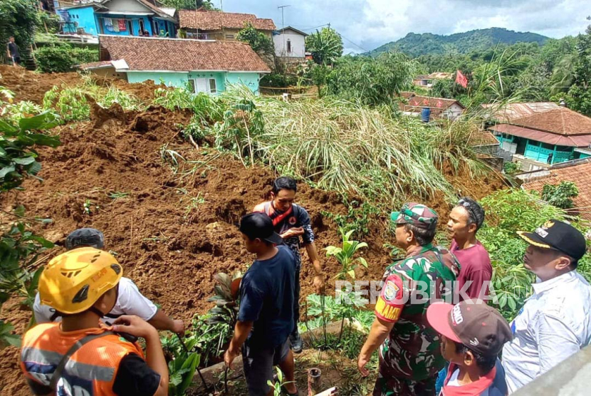 Longsor di Kecamatan Cibadak, Kabupaten Sukabumi menyebabkan 12 rumah mengalami kerusakan berat, Rabu (24/1/2024). 