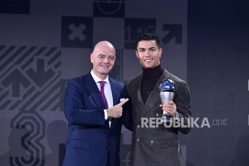 Presiden FIFA Gianni Infantino (kiri) menyerahkan penghargaan Pria Terbaik Spesial FIFA kepada Cristiano Ronaldo selama Penghargaan Sepak Bola Terbaik FIFA sebelum Penghargaan Sepak Bola FIFA Terbaik 2021 di Zurich, Swiss, 17 Januari 2022.