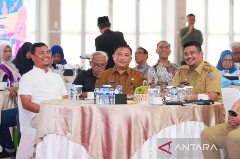 Gubernur Sumut minta OPD pemprov terbuka dengan wartawan.