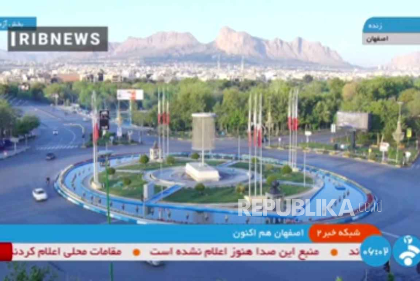  Tangkapan layar selebaran yang disediakan oleh TV pemerintah Iran menunjukkan kota Isfahan setelah ledakan terdengar dini hari, Iran, 19 April 2024.
