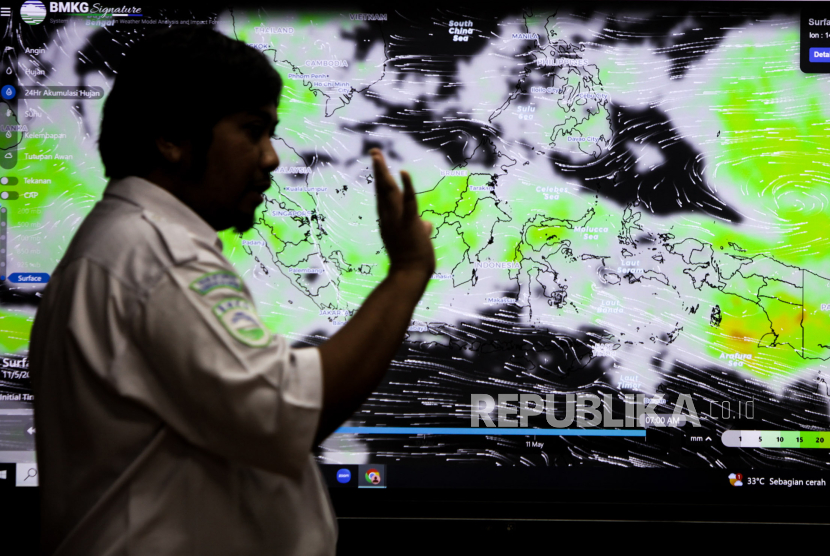 Petugas BMKG memberikan penjelasan pada layar yang menampilkan citra satelit cuaca di Kantor BMKG, Jakarta, Senin (6/5/2024). 