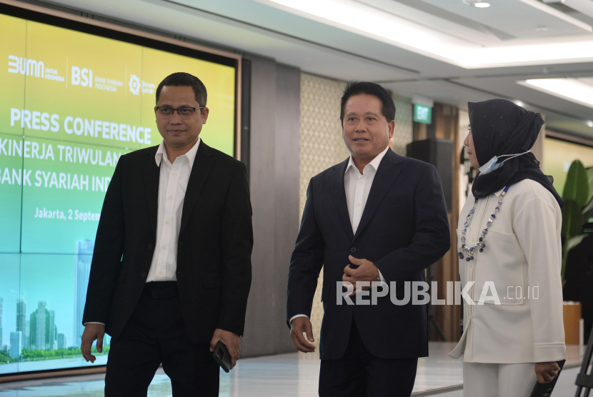 Direktur Utama BSI Hery Gunardi (tengah) bersama Corporate Secretary BSI Wisnu Sunandar (kiri) sebelum Press Conference Kinerja Triwulan II/2024 BSI di Jakarta, Senin (2/9/2024). 