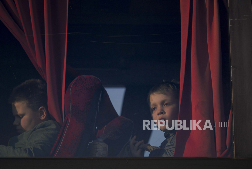 Pengungsi yang melarikan diri dari perang dari negara tetangga Ukraina duduk di dalam bus saat mereka menunggu untuk diproses oleh polisi perbatasan setelah melintasi perbatasan dengan feri di penyeberangan perbatasan Isaccea-Orlivka di Rumania, Rabu, 23 Maret 2022. Menteri Luar Negeri Ukraina Dmytro Kuleba pada Jumat (25/3/2022) mengatakan bahwa perundingan damai dengan Rusia sulit.