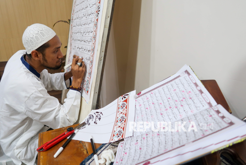 Warga binaan menulis mushaf Al Quran saat peringatan Nuzulul Quran di Lapas kelas IIA Banyuwangi, Jawa Timur, Senin (17/3/2025). Lapas kelas IIA Banyuwangi memfasilitasi tiga orang narapidana untuk membuat Al Quran raksasa berukuran panjang 96,5 centimeter dan lebar 70,3 centimeter yang ditargetkan selesai dalam waktu 6 bulan. 