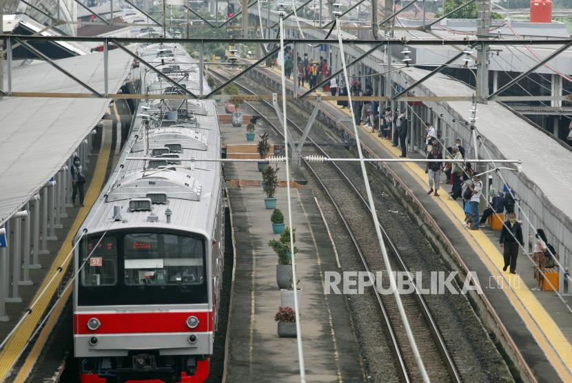 KRL berhenti untuk menaikan dan menurunkan penumpang di Stasiun Cilebut, Kabupaten Bogor, Jawa Barat, Rabu (19/10/2022). PT Kereta Api Indonesia (Persero) memberlakukan penyesuaian grafik perjalanan.