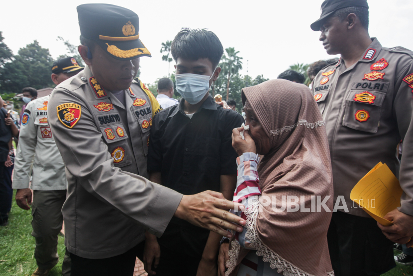 Polisi menenangkan orang tua pelajar yang menangis di Balai Kota Jakarta, Rabu (3/4/2024). Disdik DKI Jakarta akan mencabut KJP pelajar yang terlibat kasus tawuran.