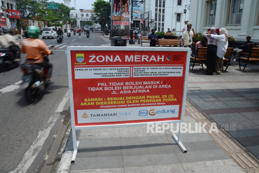 Papan informasi zona merah pedagang kaki lima (PKL) di Kota Bandung, Jawa Barat.  