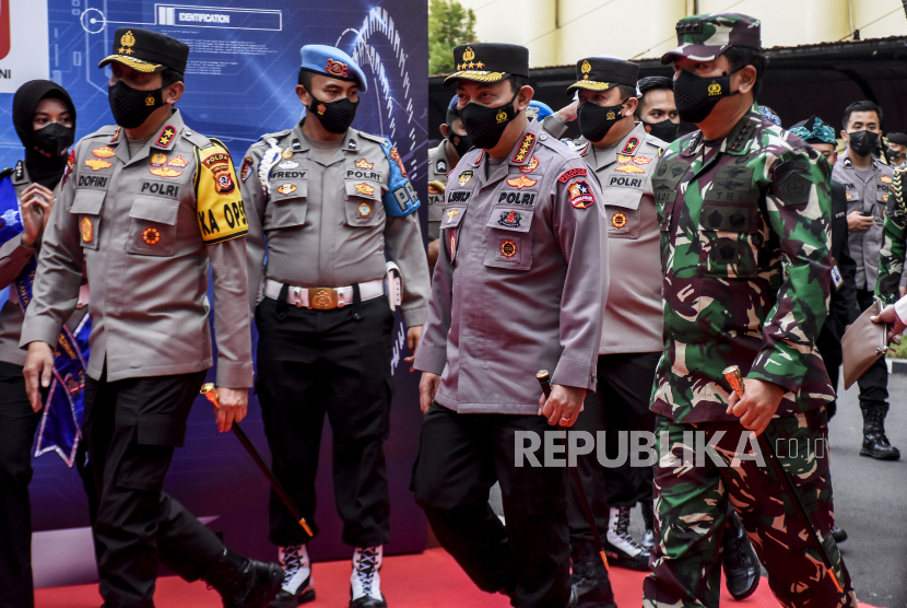 Kapolri Jenderal Listyo Sigit Prabowo (tengah) didampingi Panglima TNI Marsekal TNI Hadi Tjahjanto (kanan).