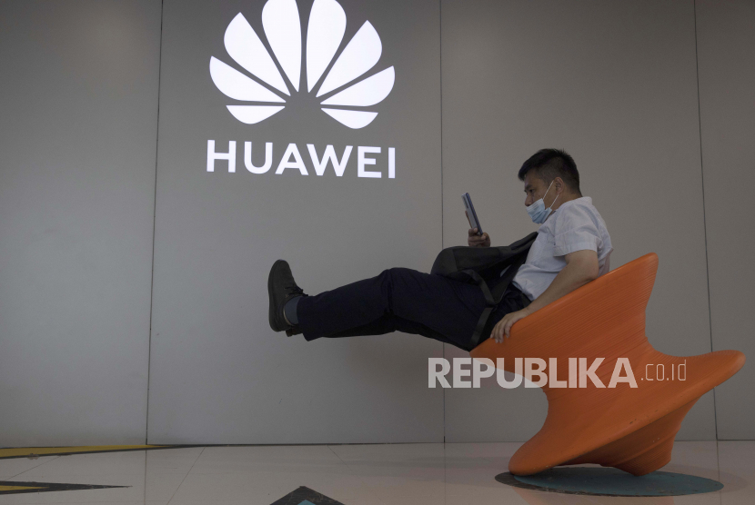 Logo toko Huawei di Beijing pada Jumat, 31 Juli 2020. CEO Huawei Indonesia Hailong Guo memaparkan, pertumbuhan bisnis Huawei terbilang mantap dengan penguatan fokus strategis pada transformasi digital Indonesia.
