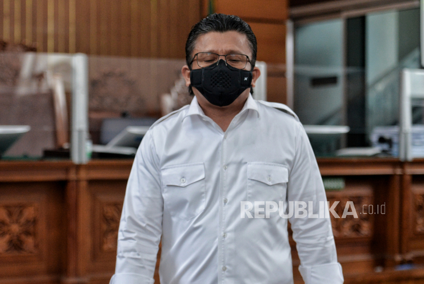 Ekspresi terdakwa Ferdy Sambo saat meninggalkan ruang sidang usai menjalani sidang vonis di Pengadilan Negeri Jakarta Selatan, Senin (13/2/2023). Majelis Hakim menjatuhkan vonis terhadap terdakwa Ferdy Sambo dengan hukuman mati.