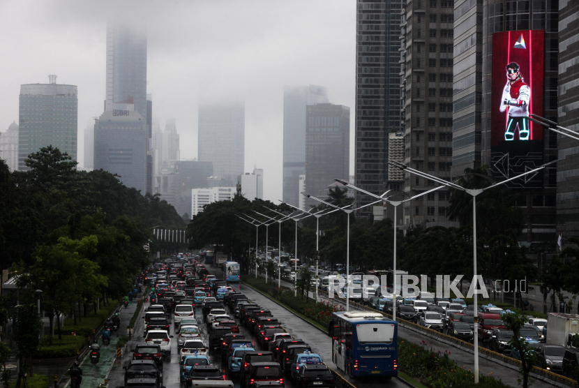 Sejumlah kendaraan terjebak kemacetan saat hujan turun di Jalan Jenderal Sudirman, Jakarta Selatan, Jumat (19/1/2024). BPBD DKI mengeklaim tidak ada banjir di Jakarta meski hujan mengguyur sejak pagi.