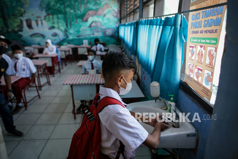 Seorang siswa mencuci tangan sebelum mengikuti Pembelajaran Tatap Muka (PTM) di SDN Pasar Baru 1, Kota Tangerang, Banten, Senin (25/10/2021). Pemerintah Kota Tangerang mulai melakukan PTM terbatas tingkat sekolah dasar (SD) yang diikuti 45 sekolah dengan menerapkan protokol kesehatan yang ketat. 