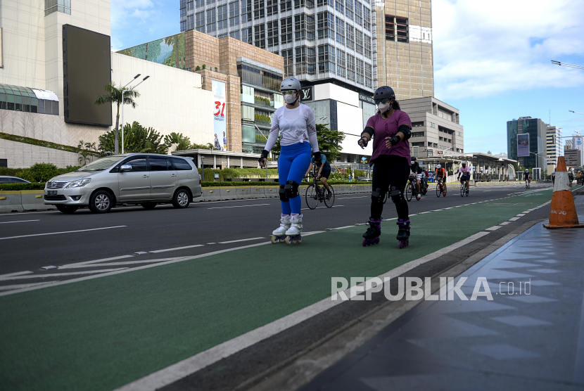 Warga bersepatu roda melintas di kawasan Bundaran Hotel Indonesia (ilustrasi). Hari Bebas Kendaraan Bermotor (HBKB) atau Car Free Day (CFD) yang kembali digelar pada hari ini, Ahad (22/5/2022).