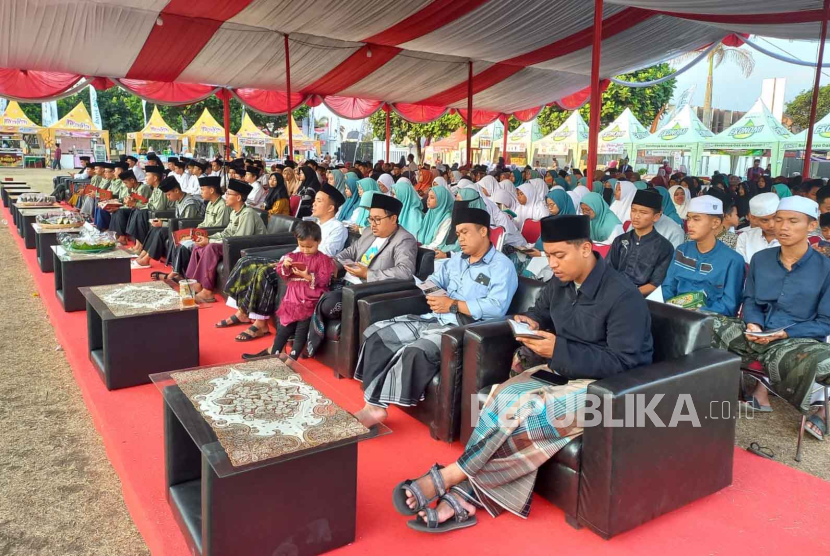 Kegiatan tadarus bersama 1.000 hafiz di Bale Kota Tasikmalaya, Jawa Barat, Kamis (26/10/2023), yang merupakan salah satu rangkaian peringatan Hari Jadi ke-22 Kota Tasikmalaya. 