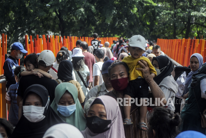 Sejumlah warga saat berwisata mengunjungi Tebet Eco Park, Jakarta.