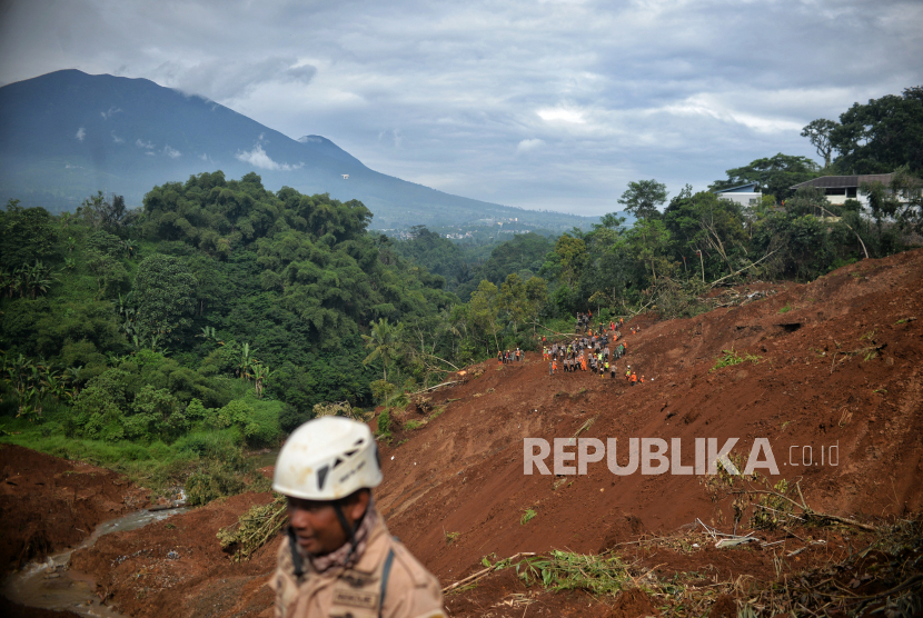 Ilustrasi evakuasi korban tertimbun longsor gempa bumi di Cianjur.