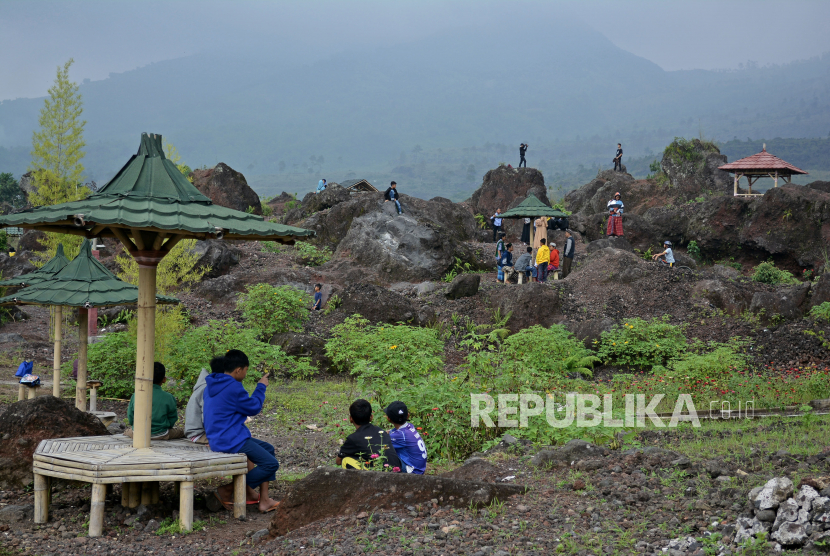 Sejumlah wisatawan mengunjungi kawasan Geowisata blok Seureuh Jawa, Tarogong Kaler, Kabupaten Garut, Jawa Barat.