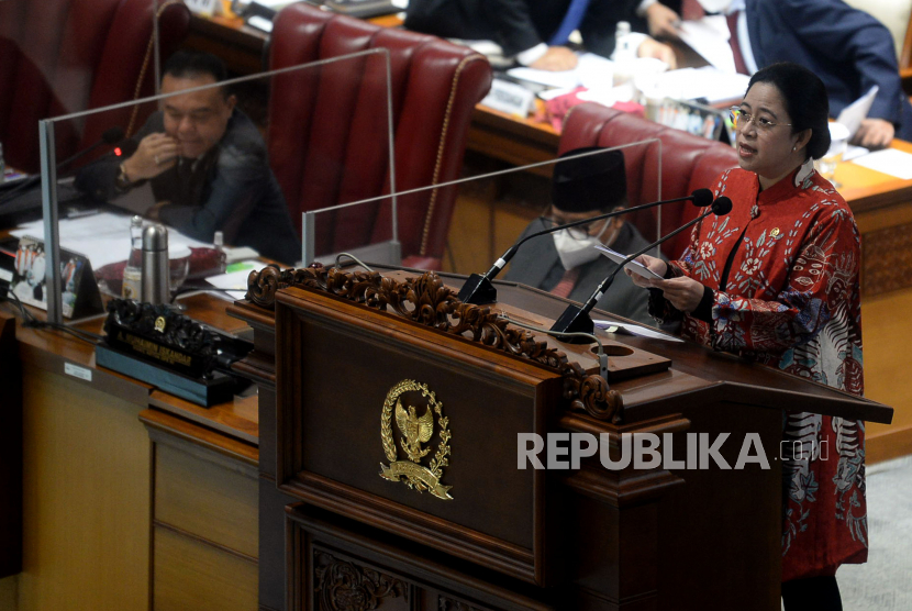 Ketua DPR Puan Maharani menyampaikan pidatonya pada Rapat Paripurna DPR Masa Persidangan IV Tahun Sidang 2021-2022 di Kompleks Parlemen, Jakarta, Selasa (15/3/2022). Rapat tersebut beragendakan pidato Ketua DPR pada Pembukaan Masa Persidangan IV Tahun Sidang 2021-2022. Prayogi/Republika.