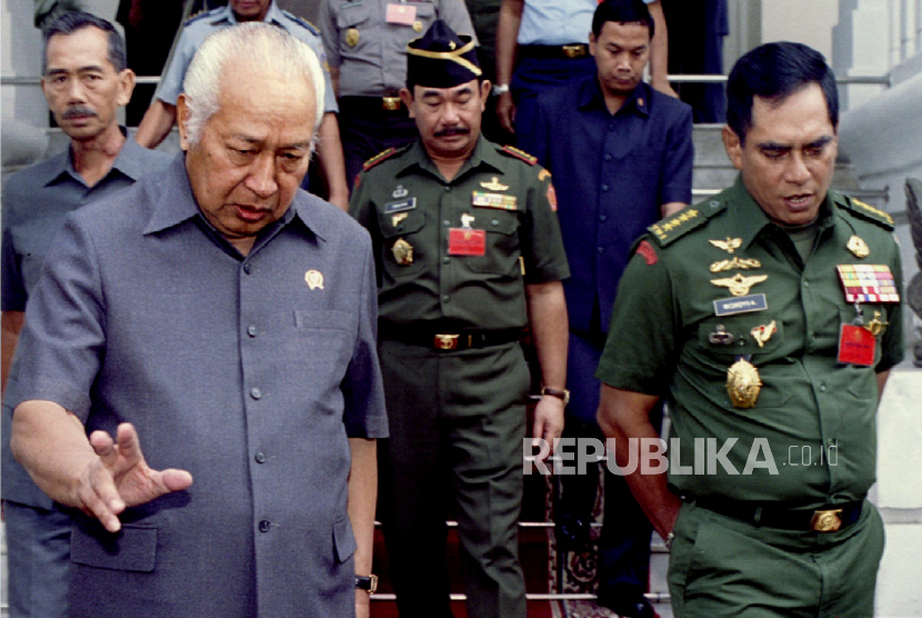Presiden ke-2 RI Jenderal Besar Suharto (kiri) didampingi KSAD periode 1993-1995 Jenderal Wismoyo Arismunandar (kanan).
