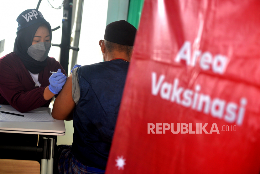 Calon penumpang kereta api jarak jauh mengikuti vaksinasi merah putih di Stasiun Yogyakarta, Rabu (31/8/2022). Vaksinasi Covid-19 booster ini untuk warga umum serta calon penumpang kereta api jarak jauh. Sebanyak 500 dosis vaksin Covid-19 disiapkan untuk vaksinasi merah putih ini.