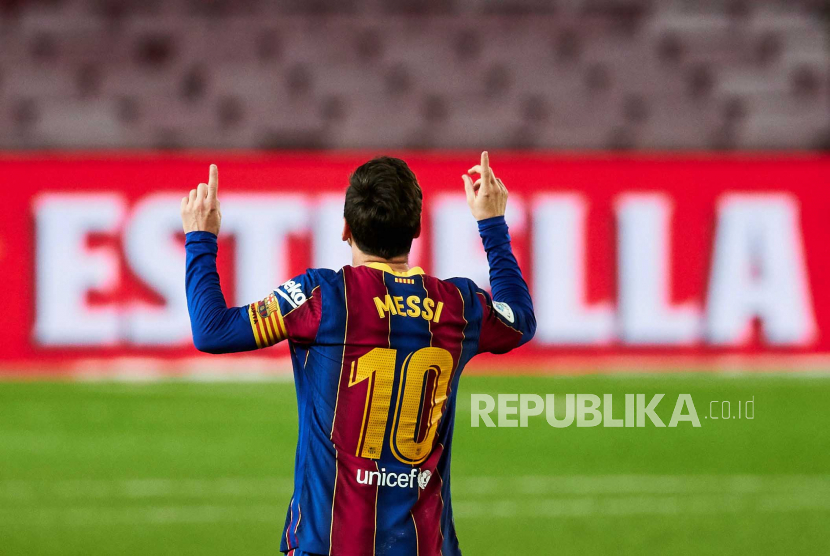  Striker FC Barcelona Lionel Messi merayakan setelah mencetak gol 4-2 selama pertandingan sepak bola LaLiga Spanyol antara FC Barcelona dan Real Betis yang diadakan di stadion Camp Nou di Barcelona, ??Spanyol, 07 November 2020.