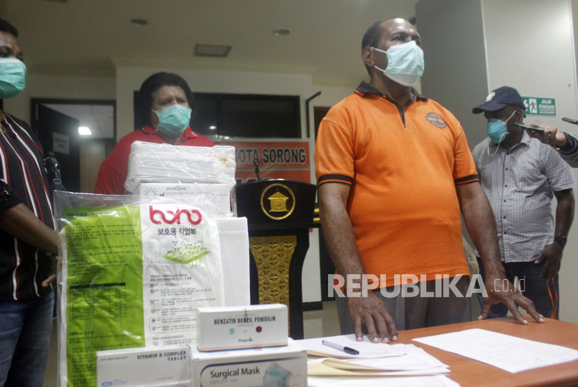 Tim Satuan Tugas Covid 19 Kota Sorong saat memberikan keterangan pers usai menerima bantuan dari Kementerian Kesehatan di kantor Wali Kota Sorong, Papua Barat, Rabu (8/4/2020). Bantuan Alat Perlindungan Diri (APD), obat-obatan dan Rapid Test harus dikirim menggunakan jalur darat dari Ibu Kota Provinsi Papua Barat, Manokwari selama 18 jam dampak dari Karantina Wilayah yang dilakukan oleh Pemerintah Kota Sorong