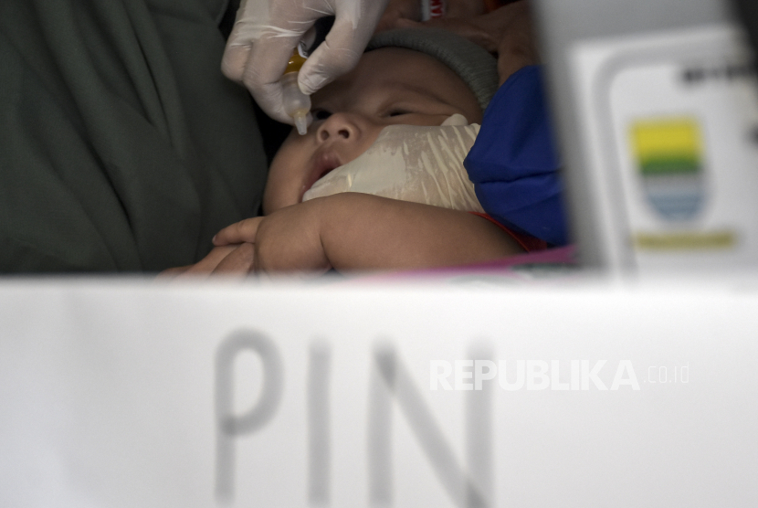 Petugas kesehatan memberikan vaksin polio kepada seorang anak saat Sub Pekan Imunisasi (PIN) Polio di Taman Neglasari, Cibeunying Kaler, Kota Bandung, Jawa Barat, Senin (3/4/2023). Pemerintah Provinsi Jawa Barat melaksanakan vaksinasi polio untuk anak usia 0-59 bulan secara serentak mulai (3/4/2023). Hal tersebut merupakan bentuk pencegahan penularan seiring dengan penetapan status kejadian luar biasa (KLB) Polio untuk Jawa Barat.