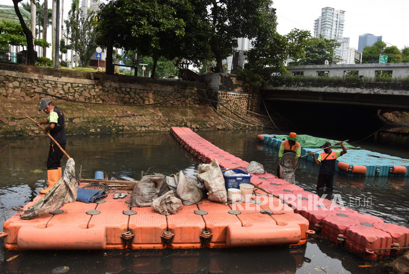 Petugas UPK Badan Air Dinas Lingkungan Hidup Jakarta Selatan membersihkan sampah yang berada di aliran Kali Cideng di Jakarta, Kamis (29/10/2020). Pembersihan sampah sebagai bagian dari normalisasi kali tersebut dilakukan untuk mengantisipasi banjir saat musim hujan di Jakarta. 
