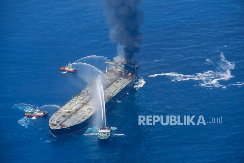 Kebakaran kontainer terjadi di sebuah kapal kargo yang membawa bahan kimia. Ilustrasi.