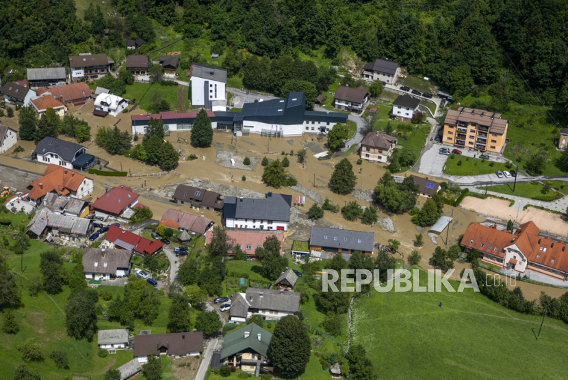 Kawasan yang terendam banjir terlihat di Crna na Koroskem, Slovenia, Ahad (6/8/2023). 