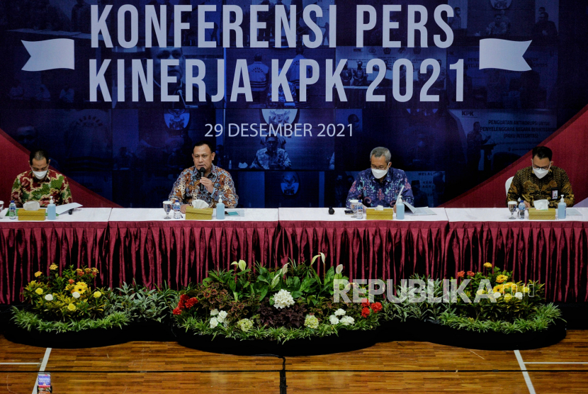 Ketua Komisi Pemberantasan Korupsi (KPK) Firli Bahuri (kedua kiri) didampingi Wakil Ketua KPK Alexander Marwata (kedua kanan), Nurul Ghufron (kiri) dan Juru Bicara KPK Ali Fikri (kanan) saat menyampaikan keterangan pers terkait kinerja Komisi Pemberantasan Korupsi tahun 2021 di Gedung Murah Putih, KPK, Jakarta, Rabu (29/12). Sepanjang tahun 2021 KPK telah melakukan upaya penindakan tindak pidana korupsi diantaranya penyelidikan 127 perkara, penyidikan 105 perkara, penuntutan 108 perkara, inkracht 90 perkara, eksekusi putusan 94 perkara dan jumlah tersangka 123 orang. Dari penanganan perkara tersebut, KPK berhasil melakukan asset recovery sebesar Rp 374,4 miliar.