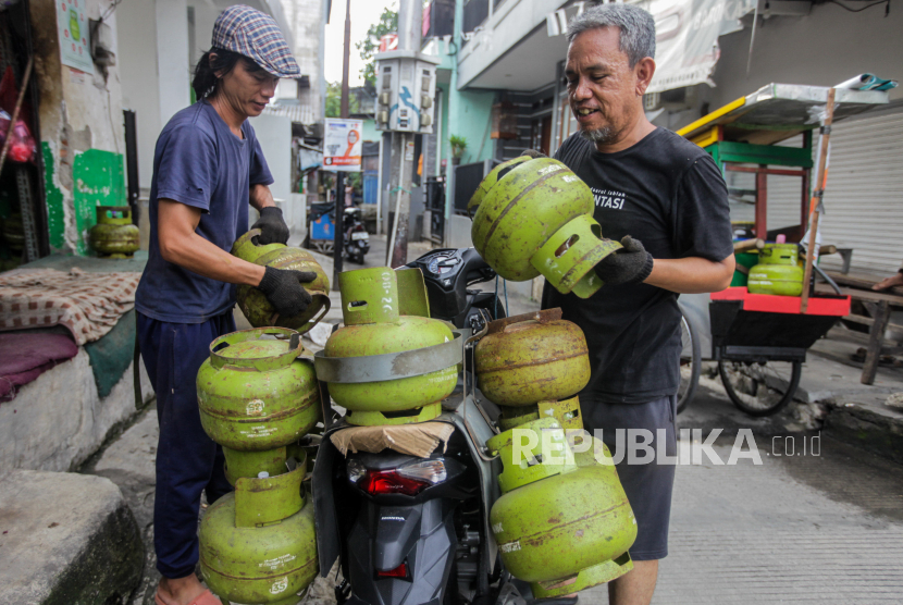 Pekerja mengangkut tabung gas LPG 3 kg di Jakarta, Rabu (3/1/2024). Mulai 1 Januari 2024, Pemerintah mewajibkan pendaftaran bagi konsumen yang akan membeli Liquefied Petroleum Gas (LPG) subsidi tabung 3 kilogram (kg) dengan menunjukkan KTP atau kartu keluarga (KK) di penyalur atau pangkalan resmi Pertamina agar pendataan pemberian subsidi tepat sasaran.