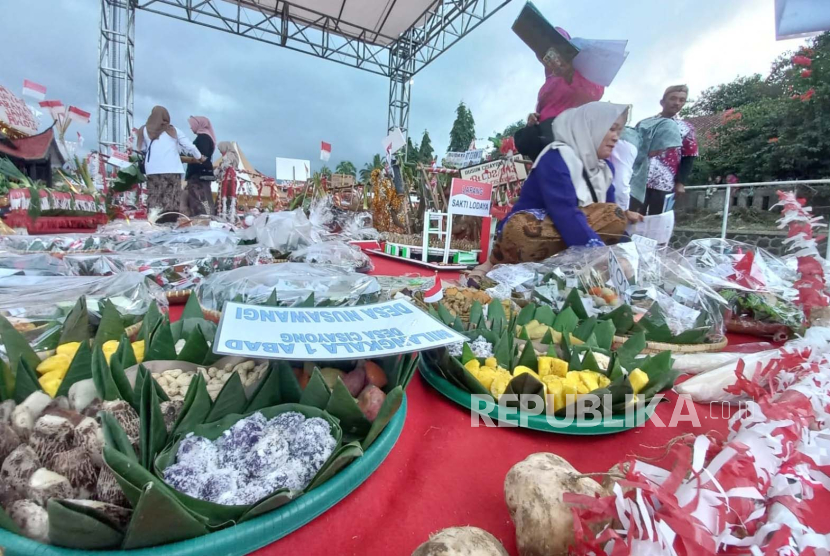 Berbagai makanan disajikan warga saat Festival Beubeutian di Lapangan Sakti Lodaya, Desa Cisayong, Kecamatan Cisayong, Kabupaten Tasikmalaya, Jawa Barat, Senin (14/8/2023). 
