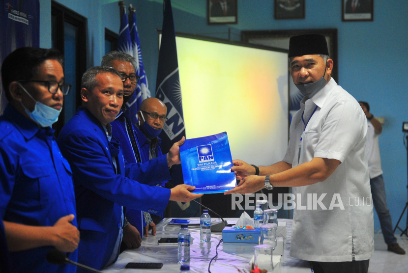 Wali Kota Jambi Syarif Fasha (kanan) mengembalikan formulir pendaftaran Bakal Calon Gubernur Jambi ke Wakil Ketua DPW PAN Provinsi Jambi Madian Saswadi (kedua kiri), disaksikan sejumlah pengurus di Jambi, Sabtu (20/6/2020). DPW PAN Provinsi Jambi membuka pendaftaran bakal calon Gubernur dan Wakil Gubernur Jambi periode 2021-2024