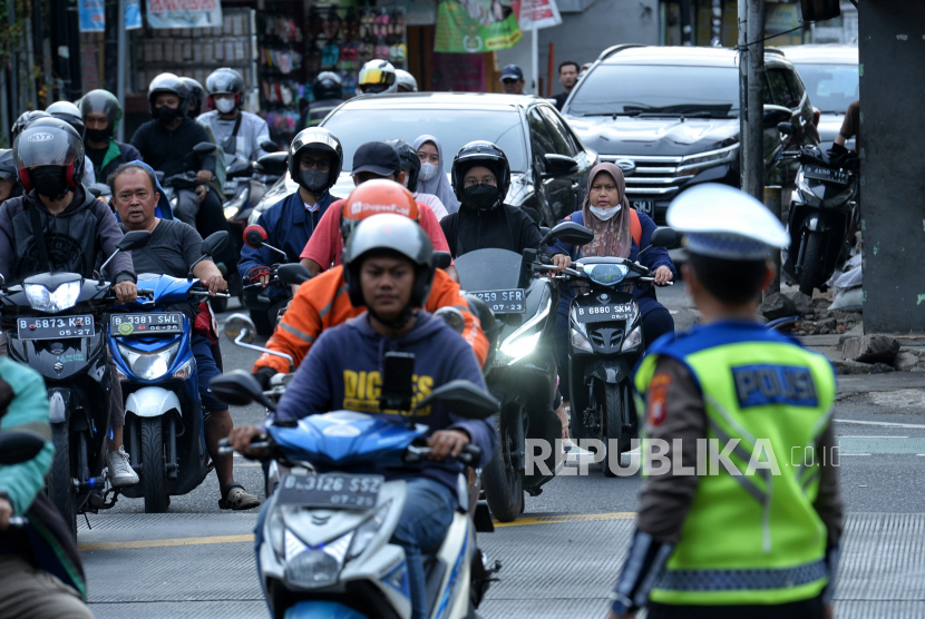 Pengendara tidak mengenakan helm. Pelanggar tilang elektronik marak di Jaktim hingga polisi nyaris ditabrak angkot.
