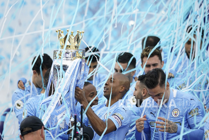 Para pemain Manchester City merayakan keberhasilan meraih gelar juara Liga Primer Inggris musim ini.