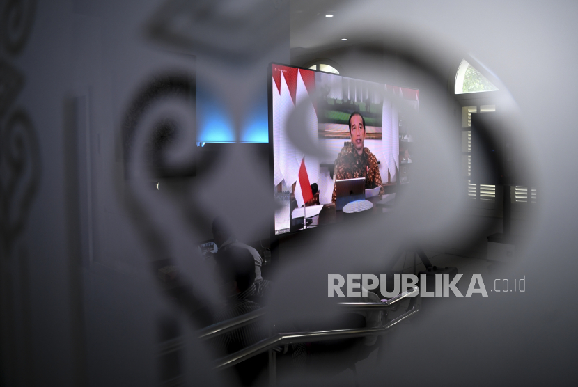 Layar menampilkan rapat terbatas (ratas) melalui konferensi video yang dipimpin Presiden Joko Widodo dari Istana Bogor di ruang wartawan Istana Kepresidenan, Jakarta. 