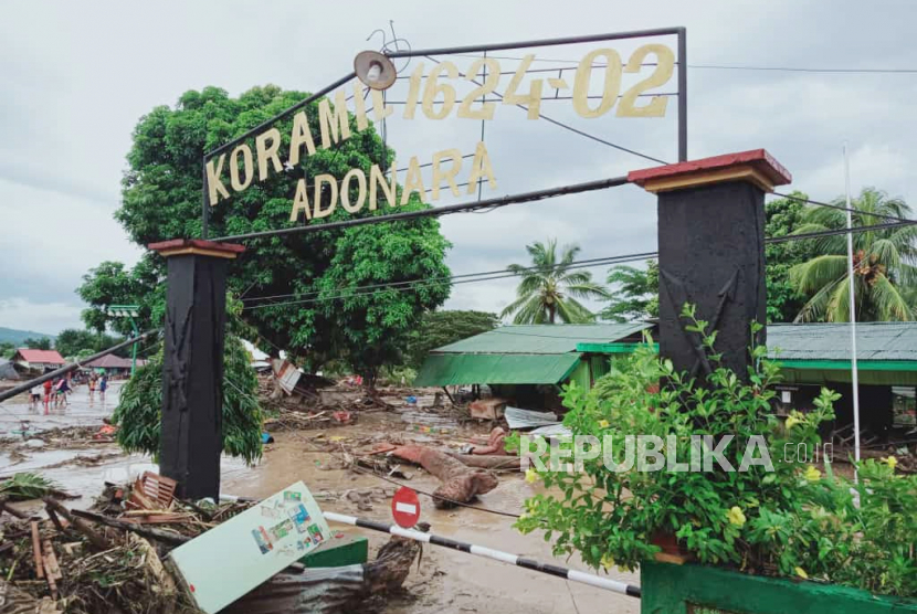 Suasana Koramil 1624-02 Adonara yang rusak akibat banjir bandang di Flores Timur, NTT, Senin (5/4/2021). Berdasarkan data BNPB hingga senin siang, korban meninggal dunia akibat banjir bandang di Flores Timur mencapai 68 jiwa. 