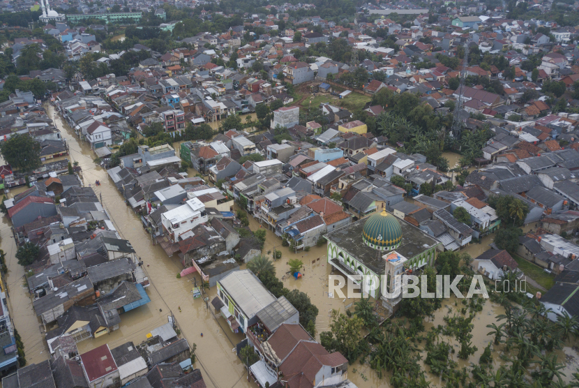 Foto udara banjir yang menggenangi perumahan Pondok Gede Permai, Bekasi, Jawa Barat, Jumat (19/2/2021). Menurut data BPBD Kota Bekas Banjir menggenangi wilayah tersebut pada pukul 12.00 WIB akibat kondisi tanggul kali Bekasi rusak. 