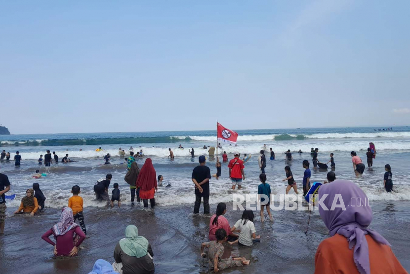 Suasana di Pantai Pangandaran, Kabupaten Pangandaran, pada Rabu (26/4/2023). Masih terdapat setidaknya belasan ribu wisatawan di Pantai Pangandaran hingga Rabu siang.