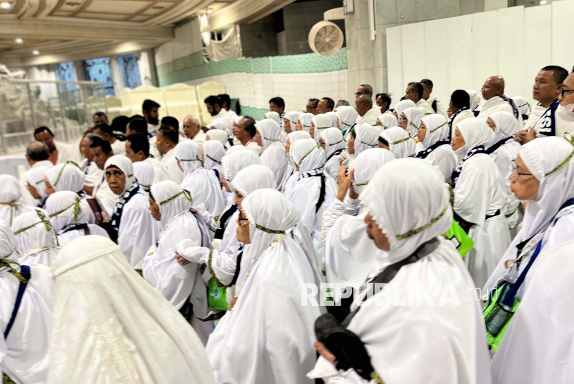 Jamaah haji Indonesia berdoa saat melakukan Sai sebagai rangkaian umroh wajib di Masjidil Haram. Jamaah haji diimbau mewaspadai penyakit pneumonia selama menjalankan ibadah haji.