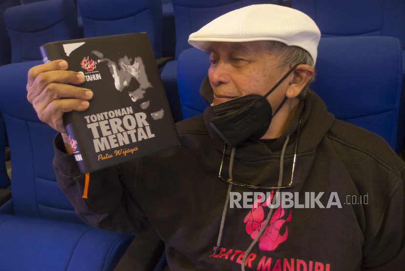 Putu Wijaya memegang karya bukunya saat ia mementaskan naskah teaternya yang berjudul AH,  di Makara Art Center, Kampus Universitas Indonesia, Depok. Jawa Barat, Sabtu (23/10/2021). Putu Wijaya dan rekannya merayakan HUT Teater Mandiri yang ke 50. 