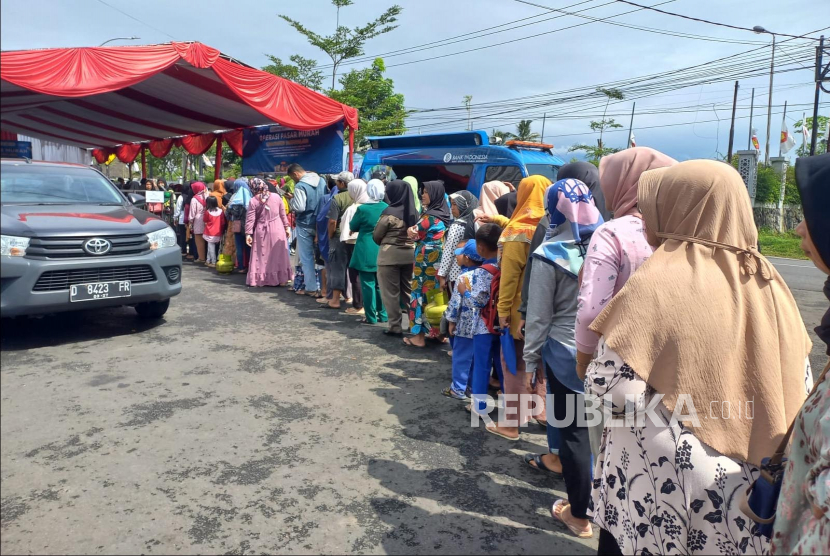 Warga mengantre untuk mendapatkan sejumlah komoditas saat operasi Pasar Murah di depan halaman Masjid Agung Baiturrahman, Kecamatan Singaparna, Kabupaten Tasikmalaya, Jawa Barat, Kamis (9/3/2023). 